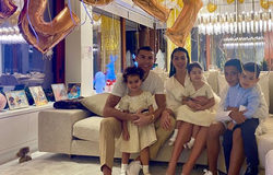 Ronaldo khoe ảnh đón năm mới với bạn gái và các con 