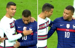 Ronaldo và Mbappe gây tò mò về cuộc nói chuyện trên sân