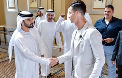 Ronaldo tập gym với con trai Tiểu vương ở Dubai và chờ nhận giải