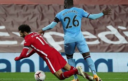 HLV Liverpool bảo vệ Salah sau khi bị tố “ăn vạ”