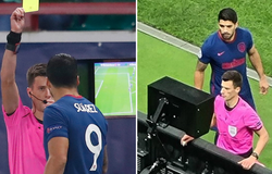 Luis Suarez nhận thẻ vàng vì… lén lút xem màn hình VAR
