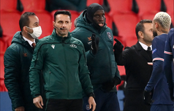 Trọng tài phân biệt chủng tộc ở Champions League không chịu nổi sức ép