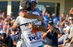 Em ruột xách túi gậy cho Phil Mickelson tại PGA Championship 2021: Caddie kiếm bao nhiêu tiền ở  PGA Tour?