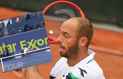 Tai nạn hy hữu tại giải tennis Qatar Open: Bị loại do tự đập vợt trúng mặt nên hết thấy đường!