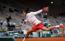 Djokovic qua mặt Federer, đeo bám kỷ lục của Nadal ở Roland Garros