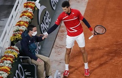 Đừng như thói quen: Djokovic lại đánh bóng trúng đầu trọng tài biên ở Roland Garros