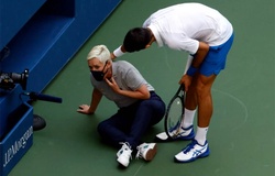 Xem ngay cảnh Djokovic bị loại khỏi US Open 2020 do đánh bóng vào cổ trọng tài biên!