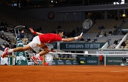 "Độc Cô Cầu Bại 2020" Djokovic khiến "Nam thần Hy Lạp" Tsitsipas mệt chết!