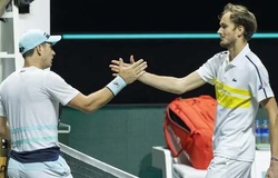 Tức giận đập vợt, Medvedev bỏ lỡ cơ hội đoạt số 2 thế giới của Nadal