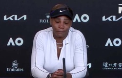 Serena Williams rời phòng họp báo trong nước mắt sau trận thua Naomi Osaka ở bán kết Australian Open