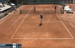 Ghế trọng tài tennis sập suýt đè trúng bé nhặt bóng