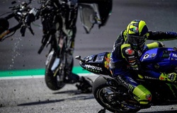 Xem ngay cảnh tay đua Valentino Rossi thoát chết trong đường tơ kẻ tóc giữa vụ đụng xe kinh hoàng