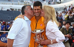 Cha mẹ Djokovic đang nêu gương xấu: Bôi nhọ Federer do mù quáng yêu con!