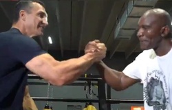 Evander Holyfield  luyện tập với Wladimir Klitschko để tái xuất