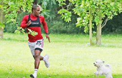 Tiền đạo MU gây tò mò khi tập luyện với một phụ nữ bí ẩn