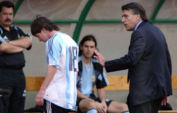 Màn ra mắt buồn bã của Messi được đồng đội cũ tiết lộ 