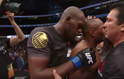 Ngày cả Jon Jones và Daniel Cormier cùng nhau khóc