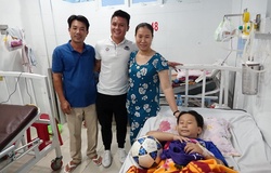 Quang Hải tặng quà "fan nhí" đang điều trị trên giường bệnh
