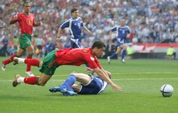 16 năm ngày Ronaldo gây ra phạt đền và cổ tích của Hy Lạp