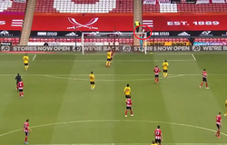 Arsenal suýt bị thủ môn Sheffield chọc thủng lưới theo cách khó tin