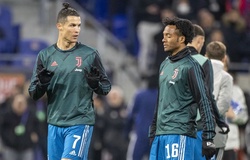 Cristiano Ronaldo bắt chước kiểu tóc kỳ lạ của đồng đội Cuadrado