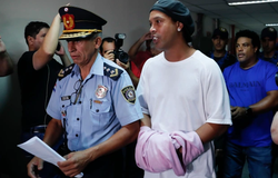 Ronaldinho hé mở câu chuyện đằng sau việc bị quản thúc khi ra tù