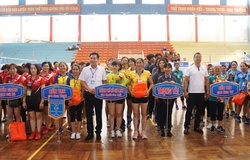 Khai mạc giải bóng chuyền hơi trung, cao tuổi khu vực phía Nam: Thỏa niềm mong đợi