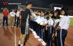 Thủ môn Bùi Tiến Dũng tặng quà học sinh trong vụ cây phượng bật gốc