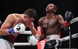 Nằm sàn hơn 60 giây vẫn không xử thua knockout, trọng tài Boxing bị ném đá dữ dội