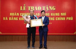 HLV Park Hang Seo xúc động khi nhận Huân chương Lao động
