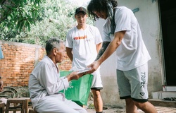 Cảm động hình ảnh Justin Young và Tâm Đinh giúp đỡ người nghèo tại Đồng Tháp