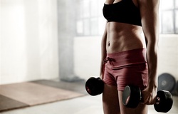 Bài tập giảm mỡ toàn thân chỉ 15 phút với tạ tay