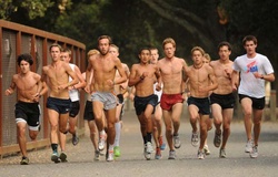 Cởi trần khi chạy bộ nơi công cộng: Nên hay không?