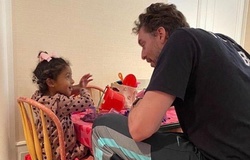Cảm động hình ảnh Pau Gasol vui đùa cùng con gái Kobe Bryant