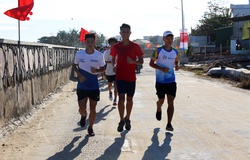 Ứng viên vô địch Tiền Phong Marathon 2020 “dẫn tốc” đàn em tập luyện trên đảo Lý Sơn