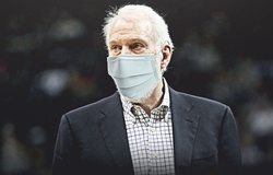HLV Gregg Popovich: Tôi đeo khẩu trang vì yêu mạng sống!