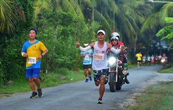 Nhà vô địch SEA Games 31 Hoàng Nguyên Thanh đăng quang Bến Tre Marathon 2022