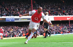 3 huyền thoại Arsenal được mời hợp tác để mua lại CLB