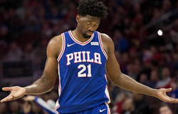 Chật vật với chấn thương lưng, Joel Embiid vẫn gồng mình gánh 76ers vượt qua San Antonio Spurs