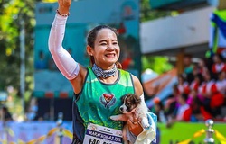 Cô gái Thái bế chó lạc chạy hơn 30km để hoàn thành marathon