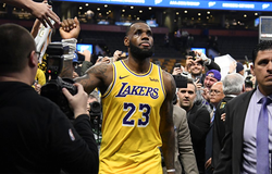 LeBron James tiếp tục bị gắn mác đồng đội xấu với hành động ở thất bại trước Philadelphia 76ers