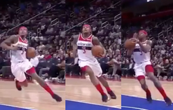 Bradley Beal vừa có màn chạy 5 bước khủng nhất mùa giải, vậy mà trọng tài vẫn bảo vệ anh