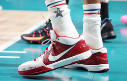 Giannis Antetokounmpo hồi tưởng về tuổi thơ khốn khó với đôi giày Kobe All-Star đặc biệt