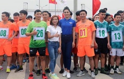 Hoa hậu Trần Tiểu Vy xỏ giày chạy cùng hàng trăm vận động viên tại Bắc Giang