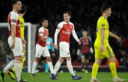 Emery tiết lộ những gì nói với Ozil trong phòng thay đồ sau khi Arsenal thắng BATE