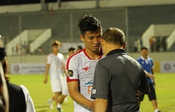 Được hộ tống bởi cảnh sát cơ động, HLV Park Hang Seo chia sẻ ngắn gọn với Hà Đức Chinh, Bùi Tiến Dũng