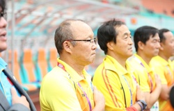 HLV Park Hang Seo đặt tay lên ngực lúc chào cờ ở V.League 2019 đốn tim người hâm mộ