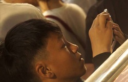 CĐV nhí ngước nhìn từ xa để chụp ảnh thần tượng Park Hang Seo