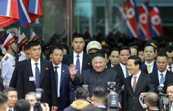 Ngắm dàn cận vệ cao to mặc veston chạy bảo vệ Kim Jong Un tại Việt Nam