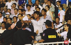 Khán giả HAGL phẫn uất, đòi làm thay việc của bầu Đức